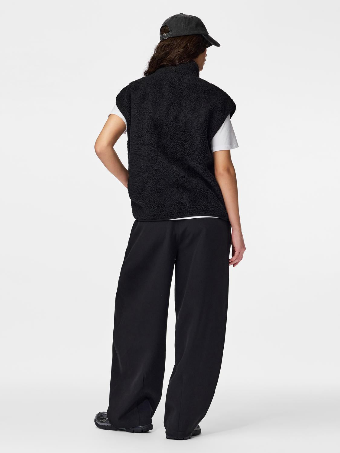 model_shot-back